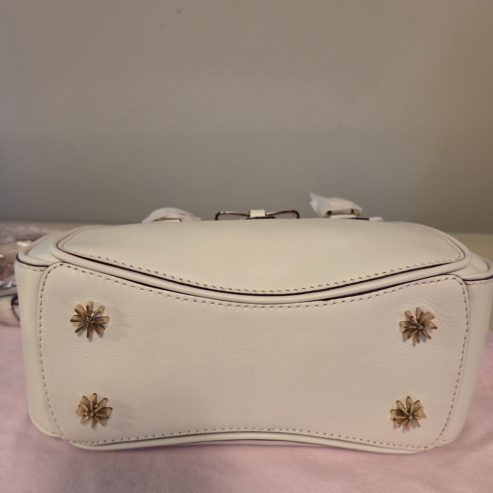 ISSAC MIZRAHI Creme Colored Small Crossbody. - Picture 6 of 7